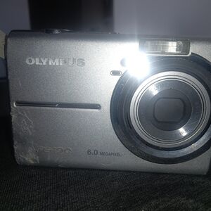 Olympus FE-190 Silver 6.0MP Compact Digital Camera